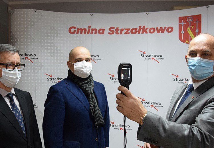 Zmierzą temperaturę interesantom