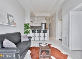 Jak wybrać podłogę do białego salonu z jadalnią?