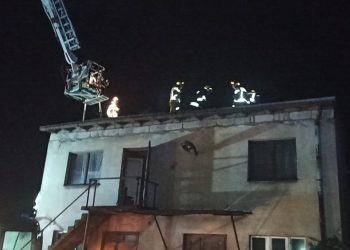 Strażacy gasili płonący dach