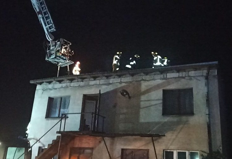 Strażacy gasili płonący dach