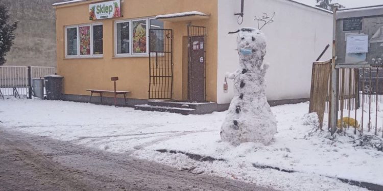 Zima w Mieczownicy. Bałwan z maseczką i piwem