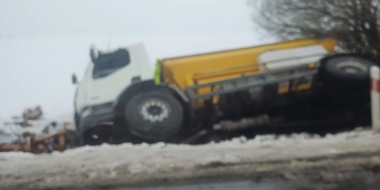 Trudne warunki na drodze. Ciężarówka w rowie