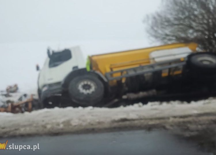 Trudne warunki na drodze. Ciężarówka w rowie