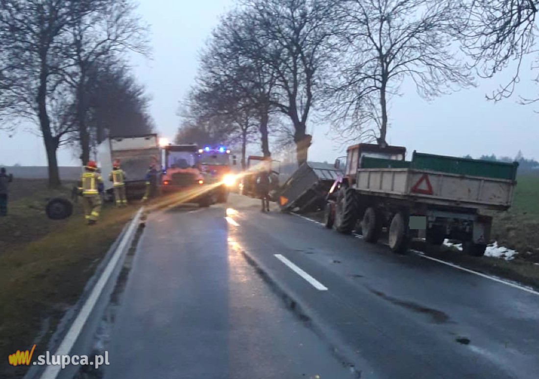 Bus uderzył w przyczepę. Zboże zablokowało drogę ZDJĘCIA