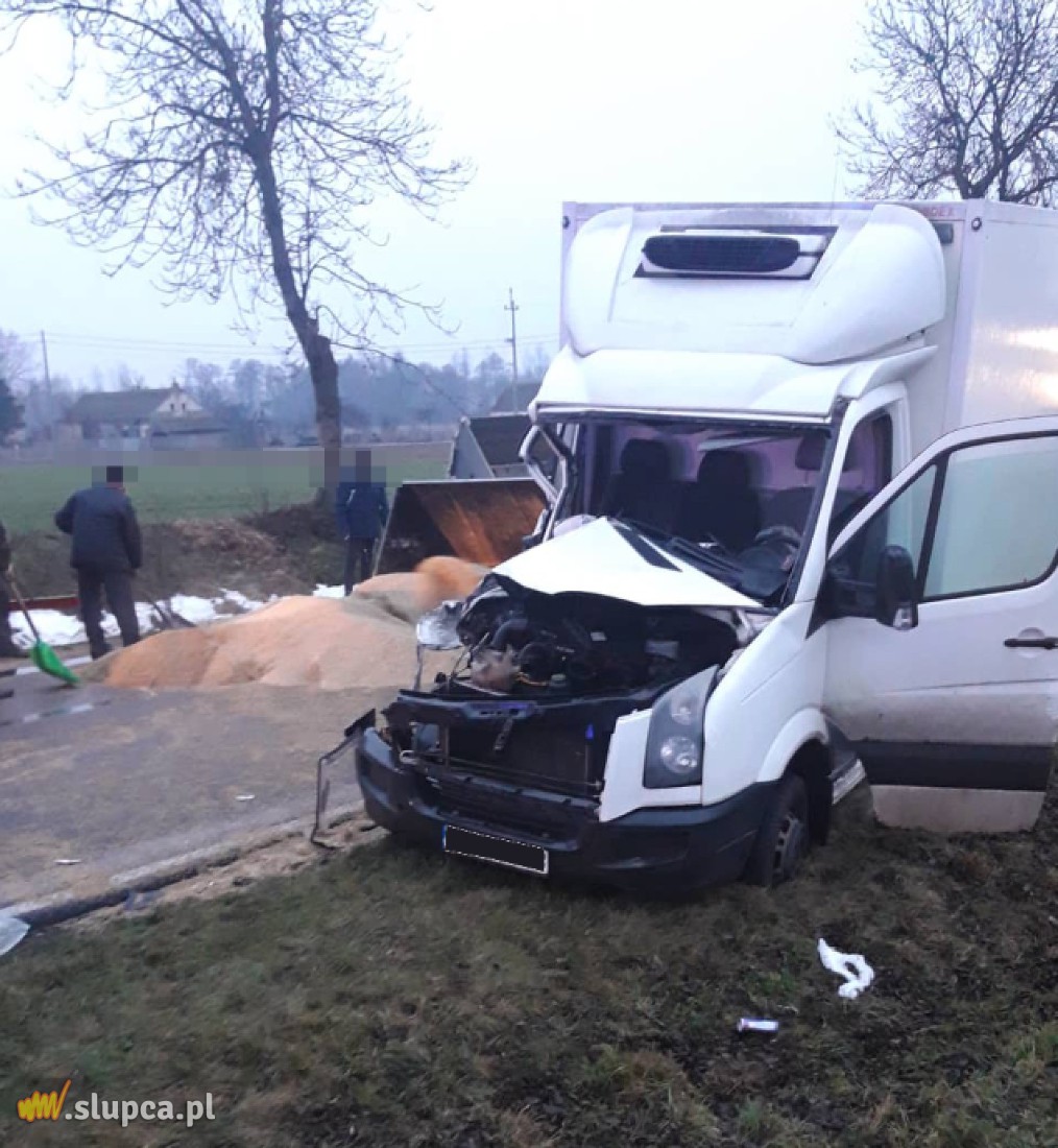 Bus uderzył w przyczepę. Zboże zablokowało drogę ZDJĘCIA