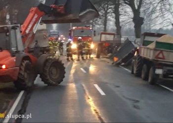 Bus uderzył w przyczepę. Zboże zablokowało drogę ZDJĘCIA