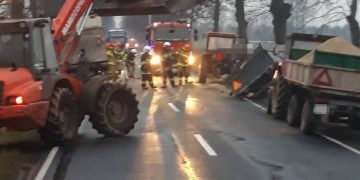 Bus uderzył w przyczepę. Zboże zablokowało drogę ZDJĘCIA