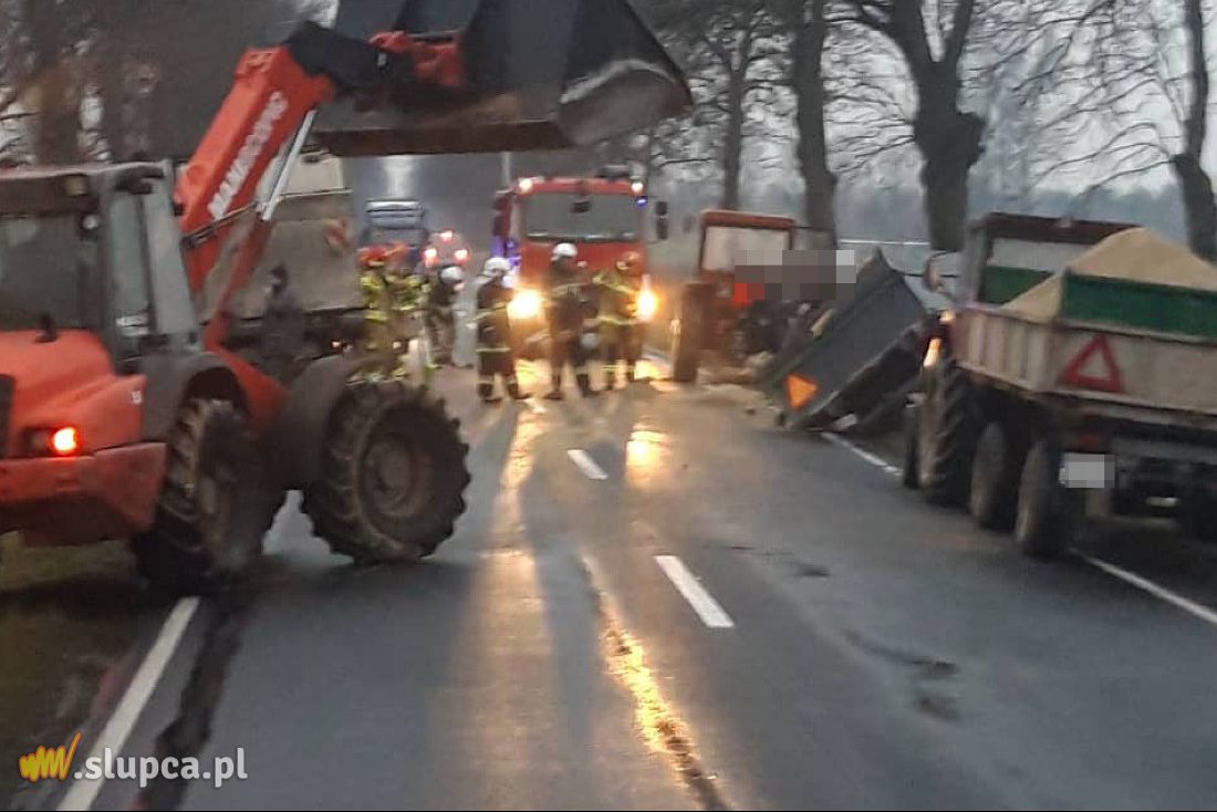 Bus uderzył w przyczepę. Zboże zablokowało drogę ZDJĘCIA