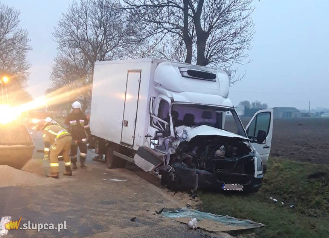 Bus uderzył w przyczepę. Zboże zablokowało drogę ZDJĘCIA