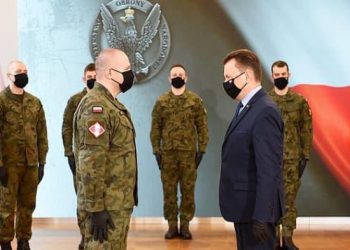 Minister wyróżnił żołnierza 33. Bazy