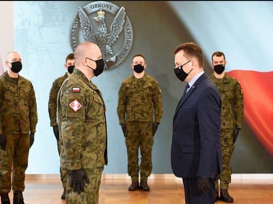 Minister wyróżnił żołnierza 33. Bazy