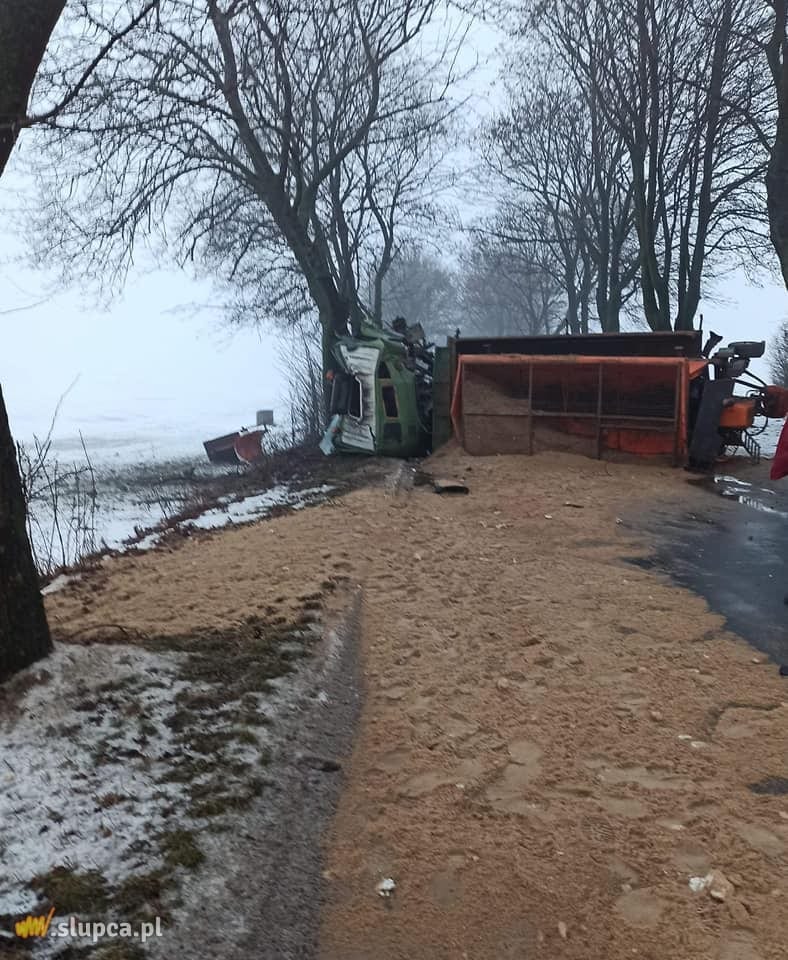 Piaskarka zablokowała drogę ZDJĘCIA