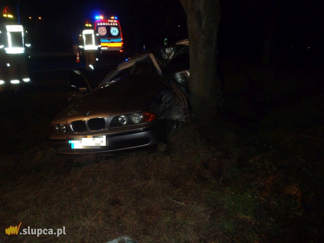 Uderzył w drzewo. Groźnie w Słupcy ZDJĘCIA