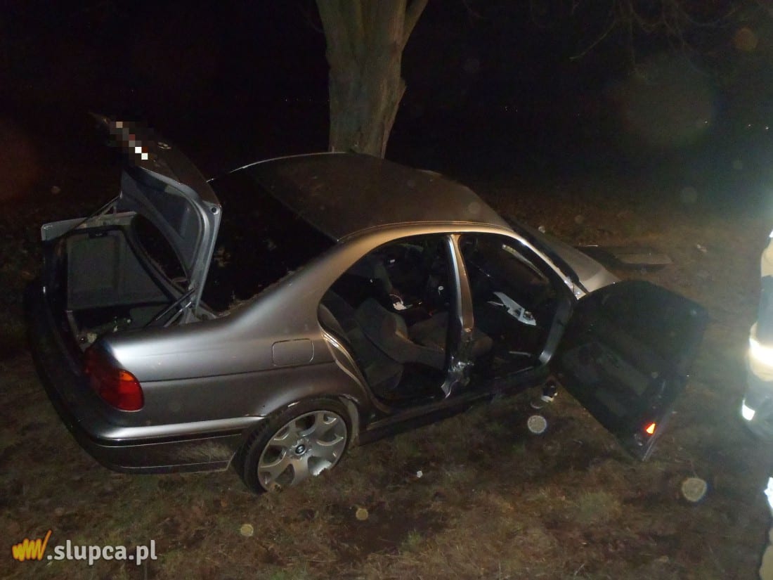 Uderzył w drzewo. Groźnie w Słupcy ZDJĘCIA