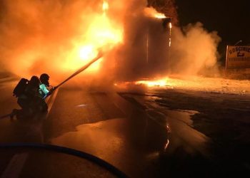 Ciężarówka stanęła w ogniu. Droga 92 była zablokowana