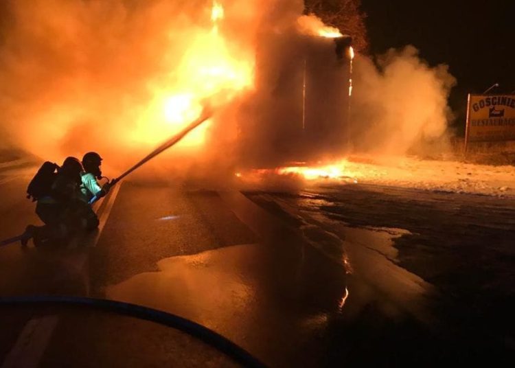 Ciężarówka stanęła w ogniu. Droga 92 była zablokowana