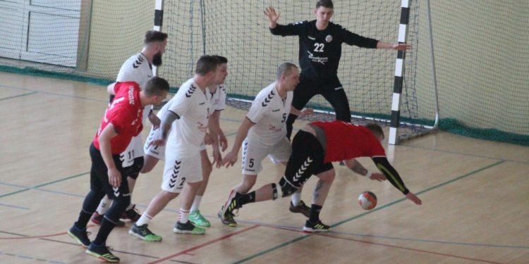 Lider przegrywa w Strzałkowie