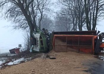 Piaskarka zablokowała drogę ZDJĘCIA