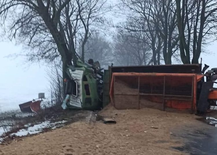 Piaskarka zablokowała drogę ZDJĘCIA