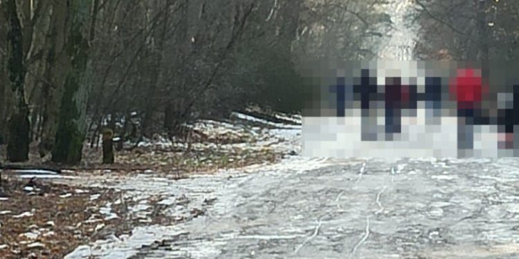 Zwróciła uwagę matce z dzieckiem. Dostała pięścią w głowę