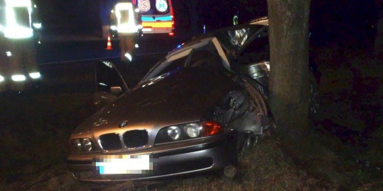 Uderzył w drzewo. Groźnie w Słupcy ZDJĘCIA