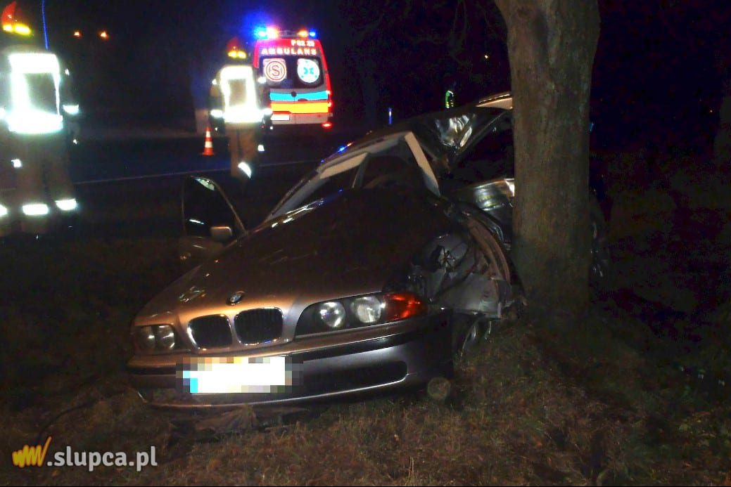 Uderzył w drzewo. Groźnie w Słupcy ZDJĘCIA
