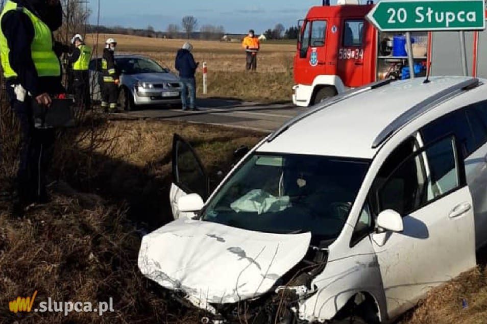 Groźnie w Sierniczu. Zderzenie na skrzyżowaniu ZDJĘCIA