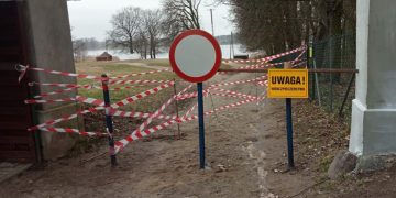 Zamknęli drogę do jeziora w Giewartowie