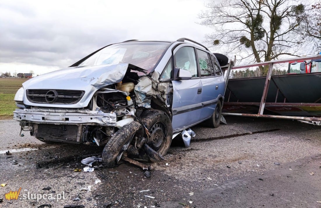 Osoba uwięziona w aucie, droga zablokowana ZDJĘCIA