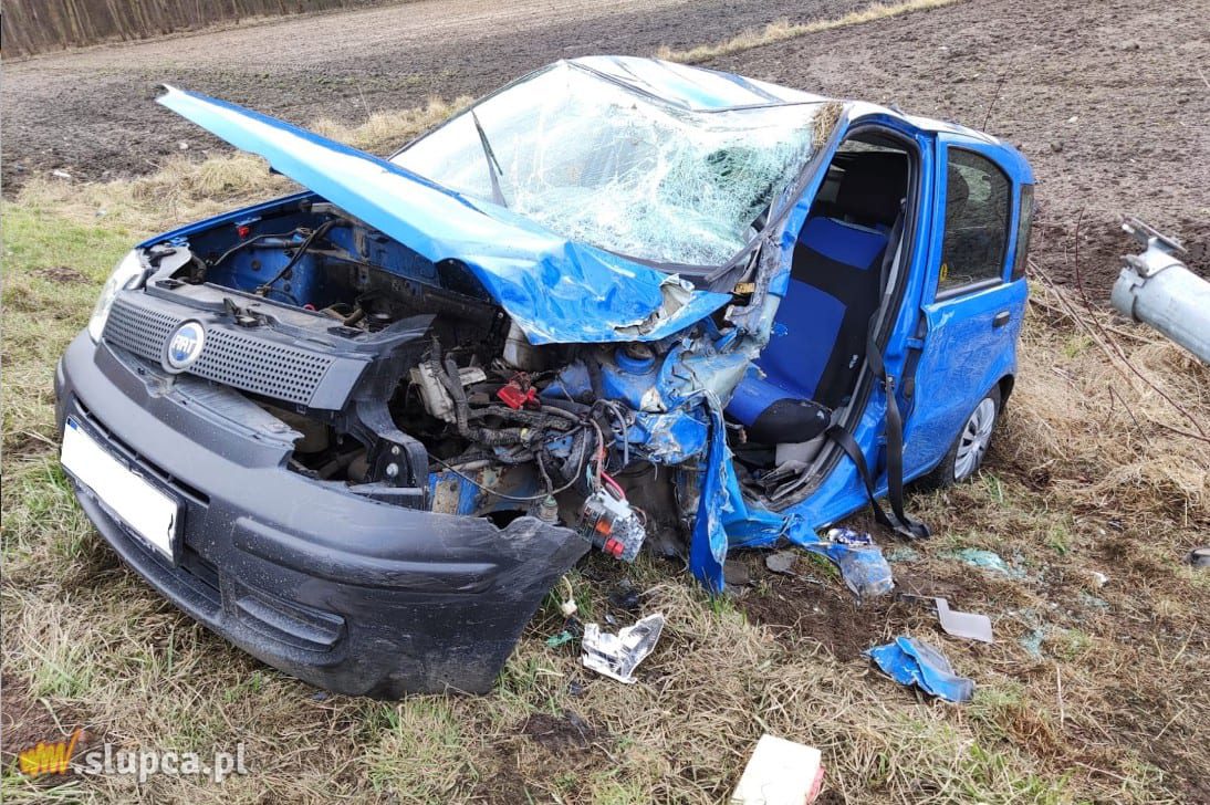 Osoba uwięziona w aucie, droga zablokowana ZDJĘCIA