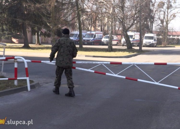 Wszystkie łóżka w szpitalu zajęte. Chorują coraz młodsi