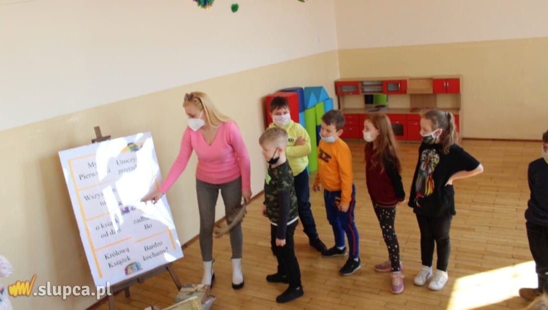 Uczniowie Jedynki pasowani na czytelników