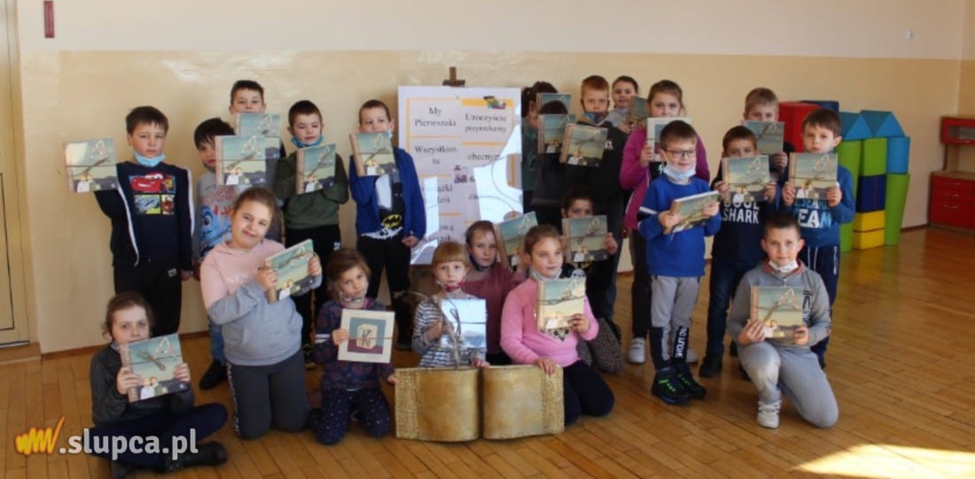 Uczniowie Jedynki pasowani na czytelników