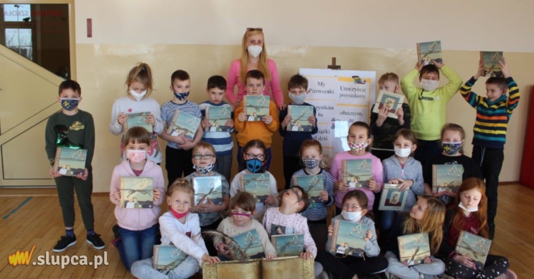 Uczniowie Jedynki pasowani na czytelników