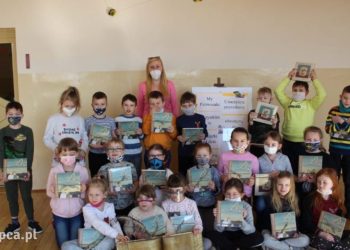 Uczniowie Jedynki pasowani na czytelników