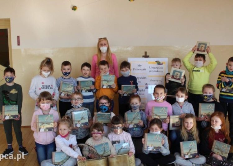 Uczniowie Jedynki pasowani na czytelników