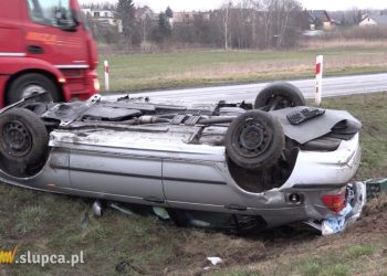 Dachowanie o poranku. 3 osoby w szpitalu ZDJĘCIA
