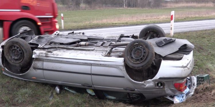 Dachowanie o poranku. 3 osoby w szpitalu ZDJĘCIA