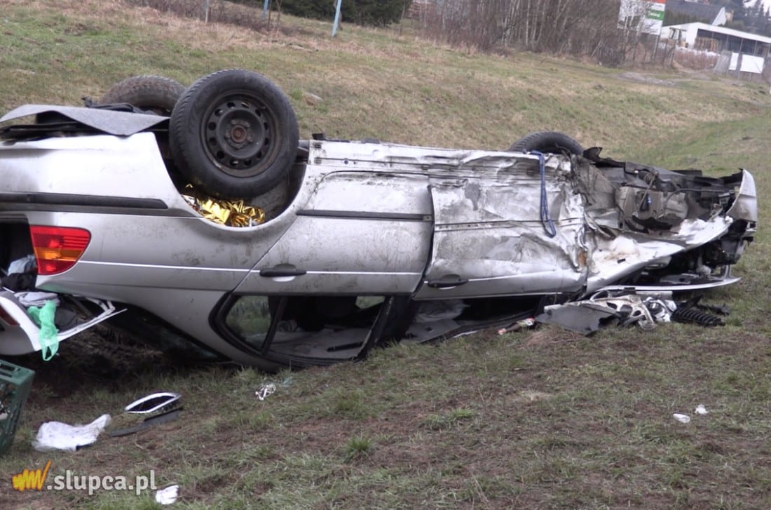 Dachowanie o poranku. 3 osoby w szpitalu ZDJĘCIA