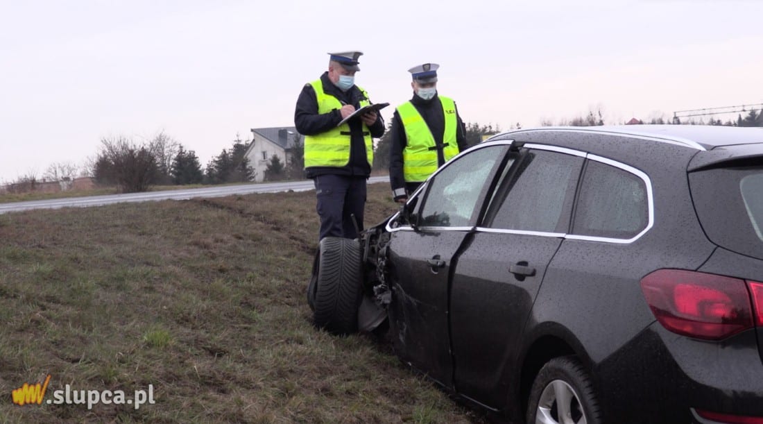Dachowanie o poranku. 3 osoby w szpitalu ZDJĘCIA