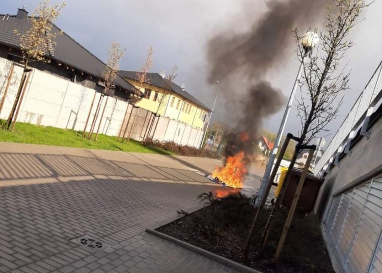 Spłonął kosz na śmieci