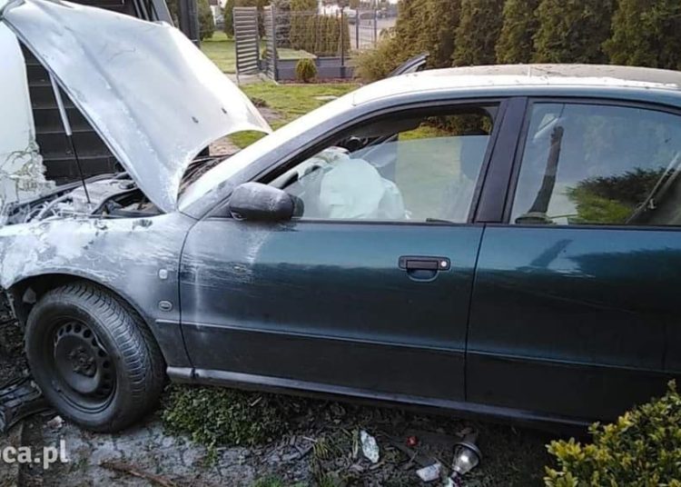 Strzałkowo: Samochód uderzył w dom