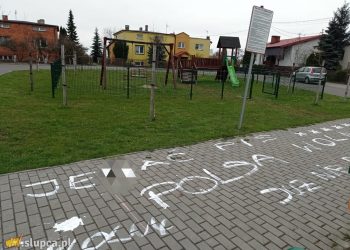 „J***ć PiS”, „Polska wolna już niedługo” obok placu zabaw