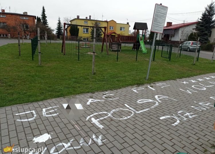 „J***ć PiS”, „Polska wolna już niedługo” obok placu zabaw