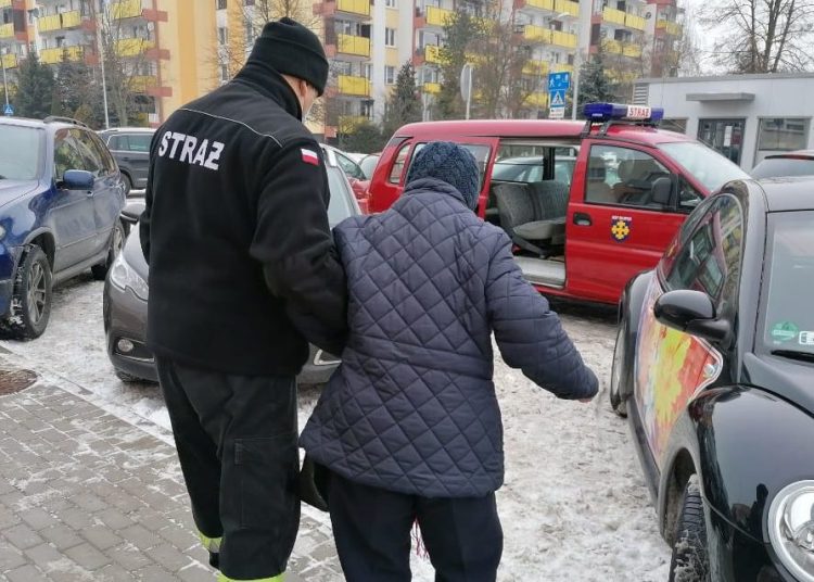 Strażacy dowożą na szczepienia