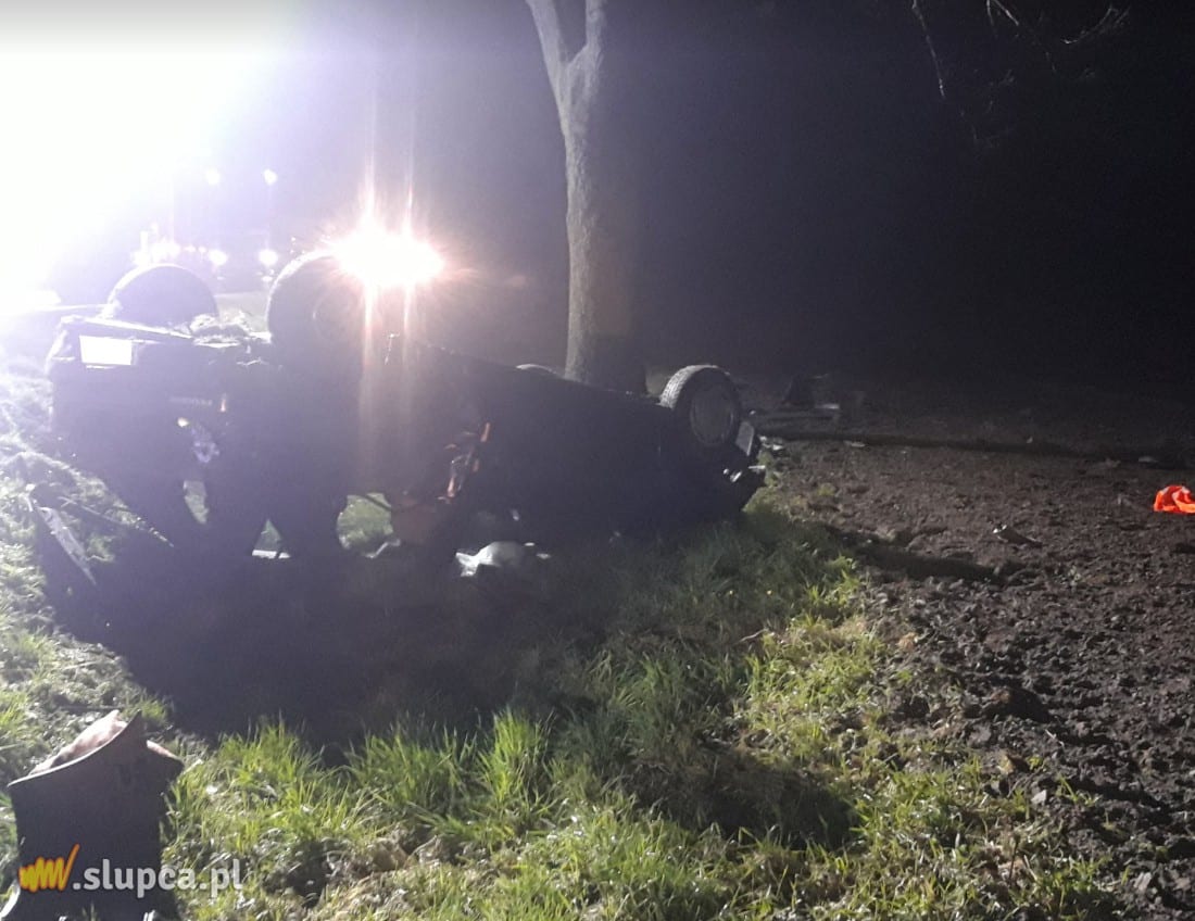 Wypadł z drogi i dachował ZDJĘCIA