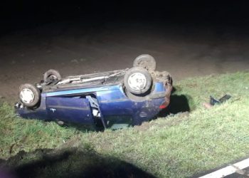 Wypadł z drogi i dachował ZDJĘCIA