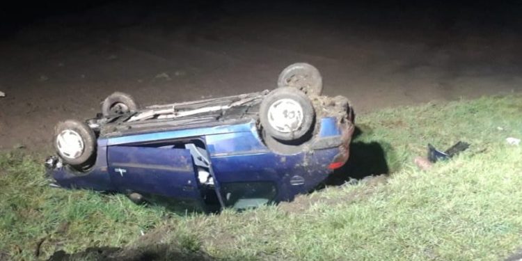 Wypadł z drogi i dachował ZDJĘCIA