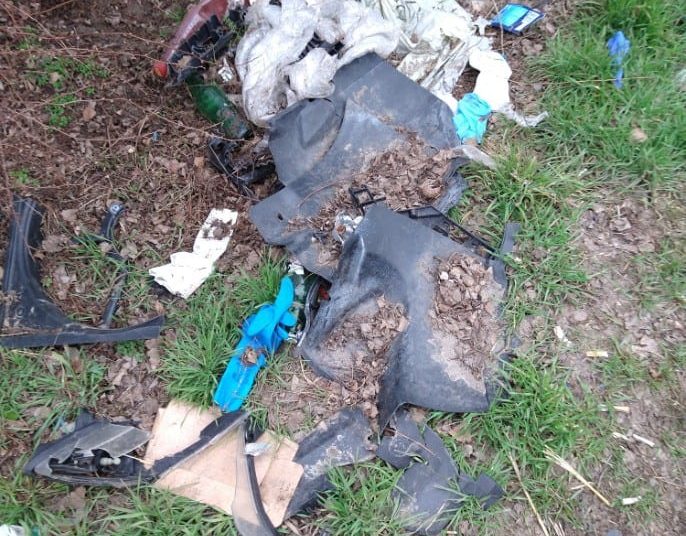 Śmieci przy autostradzie