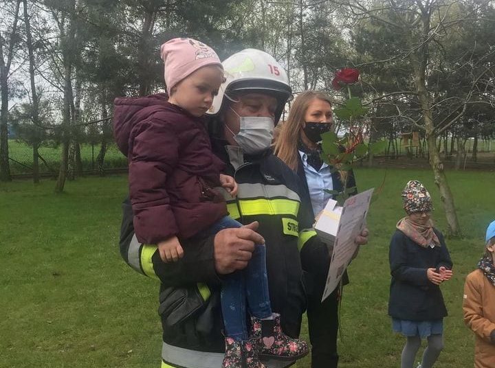 Spotkanie ze strażakami u „Małych Odkrywców”